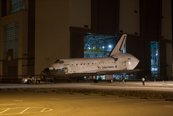 Discovery leaves VAB