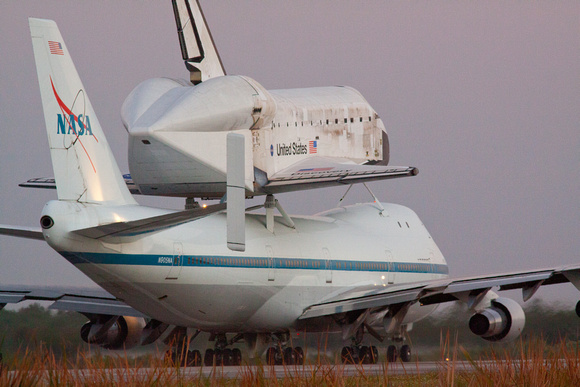Discovery leaves KSC